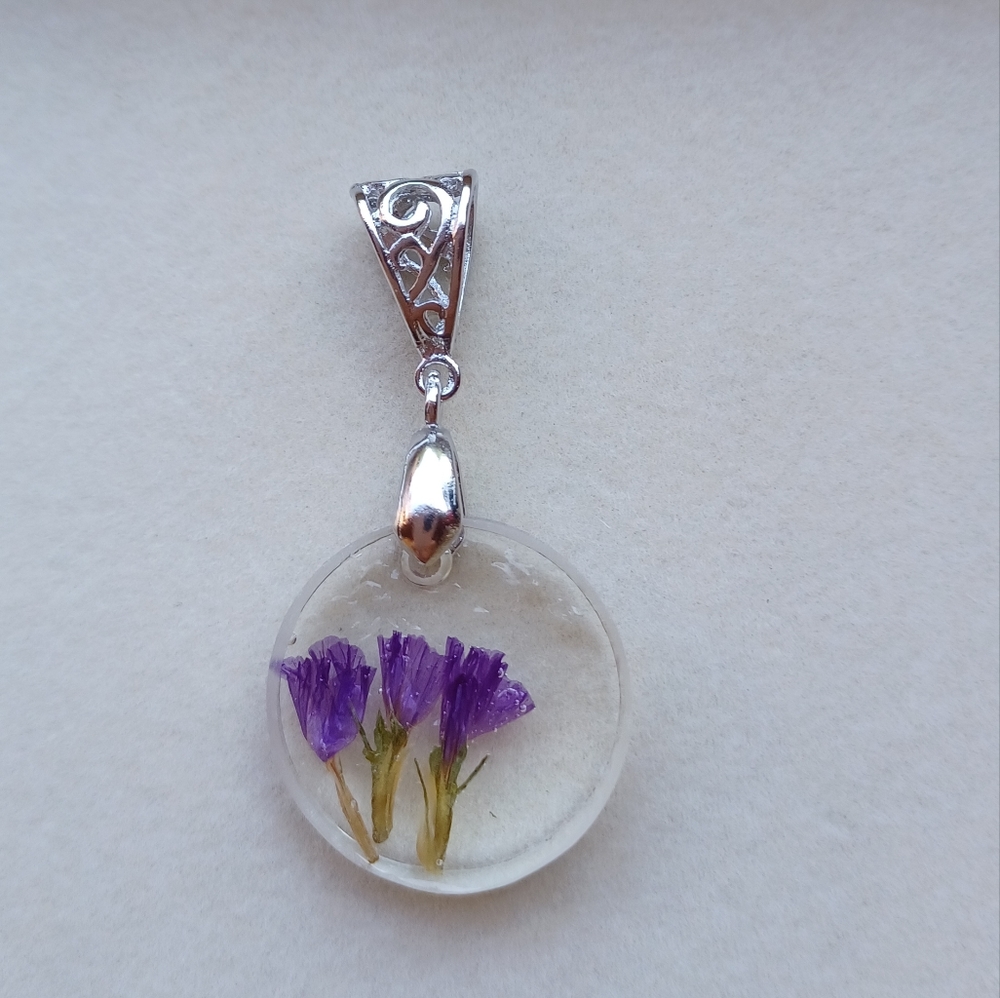 Purple floral resin pendant ⚘️